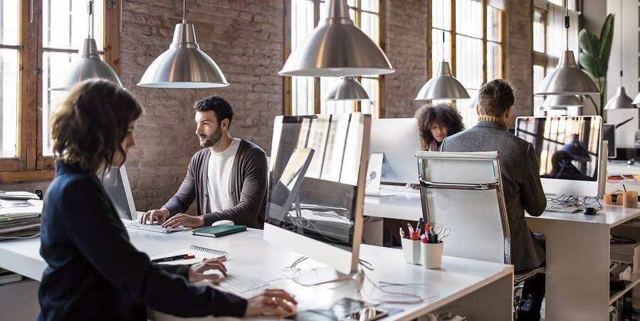 Junge Menschen arbeiten in modernem Büro