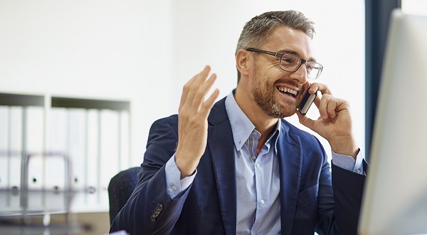 Ein Business Mann telefoniert im Office