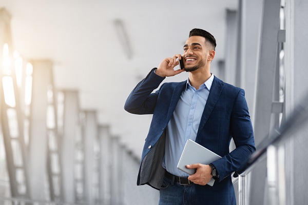 Junger Mitarbeiter telefoniert am Handy