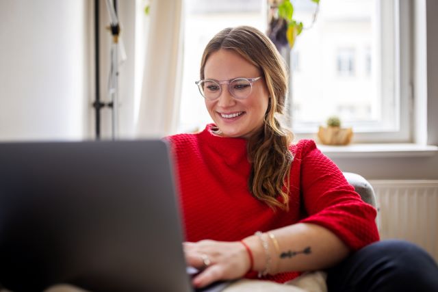 Frau am Laptop