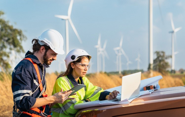 Zwei Umwelttechniker arbeiten im Freien