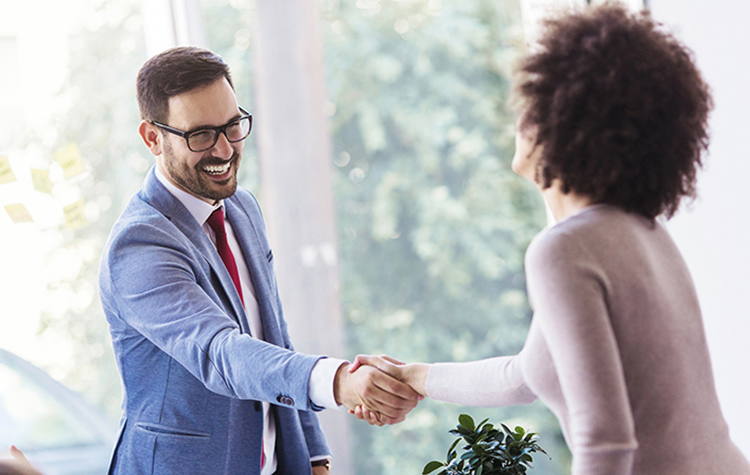 Verkäufer schüttelt Hand von Kunde