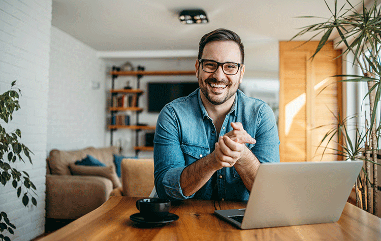 Headerimage: Junger Mann arbeitet am Esstisch im Home Office