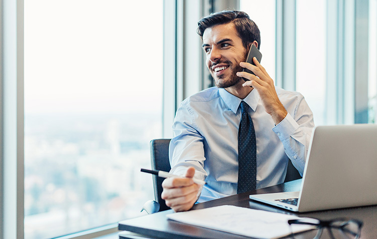 Mann telefoniert im sitzen