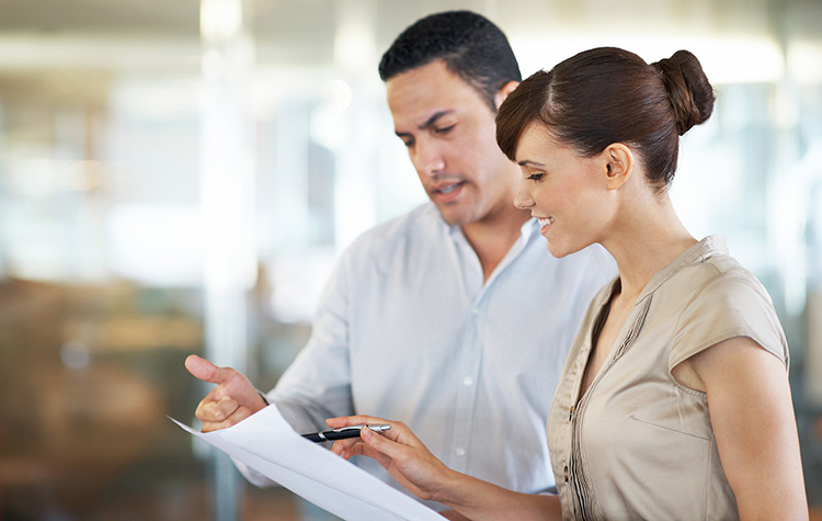 Zwei Kollegen schauen sich etwas an