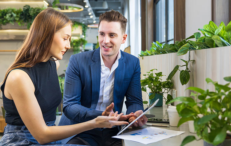 Zwei Kollegen unterhalten sich über einen Vertrag