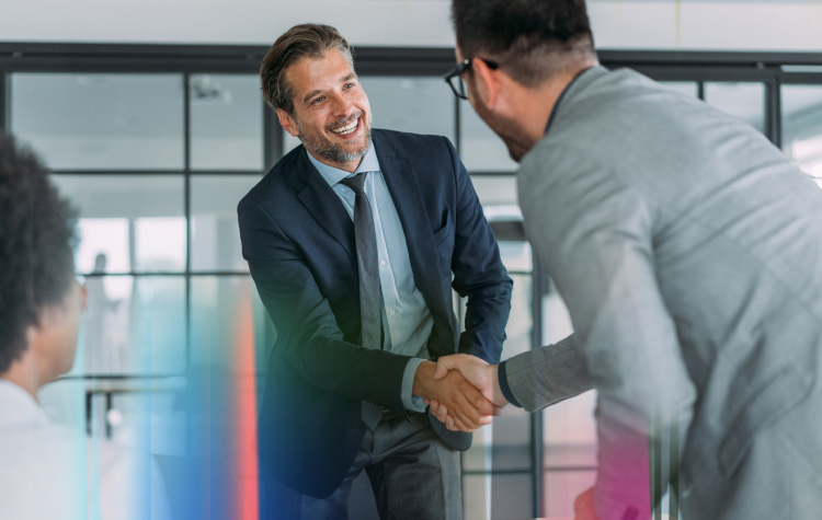 Zwei Mitarbeiter schütteln sich die Hände