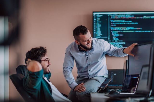 zwei-kollegen-schauen-auf-pc