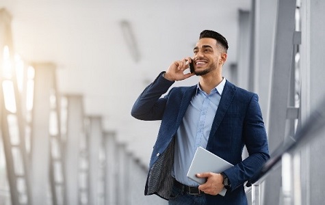 Ein Business Mann telefoniert