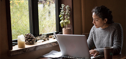 Frau sitzt im Home-Office an ihrem Laptop