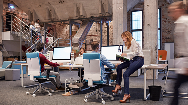 Kollegen arbeiten im Büro