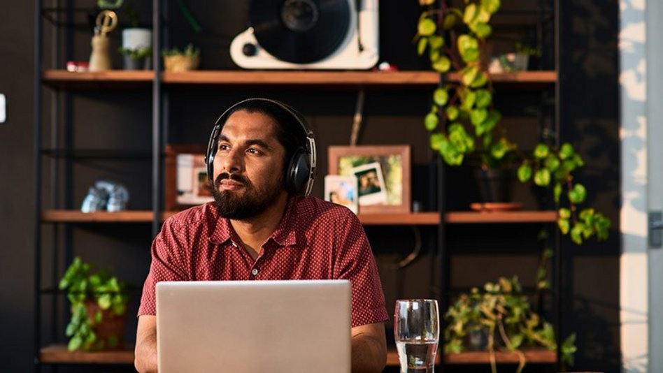 Mann denk über die Skills für die Arbeitswelt von morgen nach