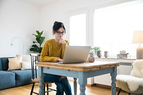 Junge Frau arbeitet im Home Office