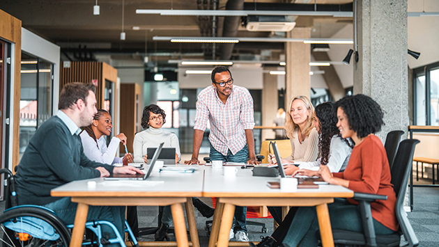 Diverse Gruppe Menschen am Arbeitsplatz